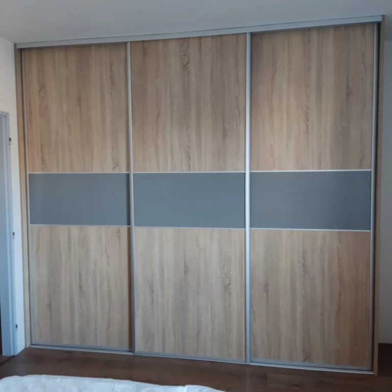Vstavaná skriňa na mieru s posuvnými dverami a elegantným kombinovaným dekorom z dreva