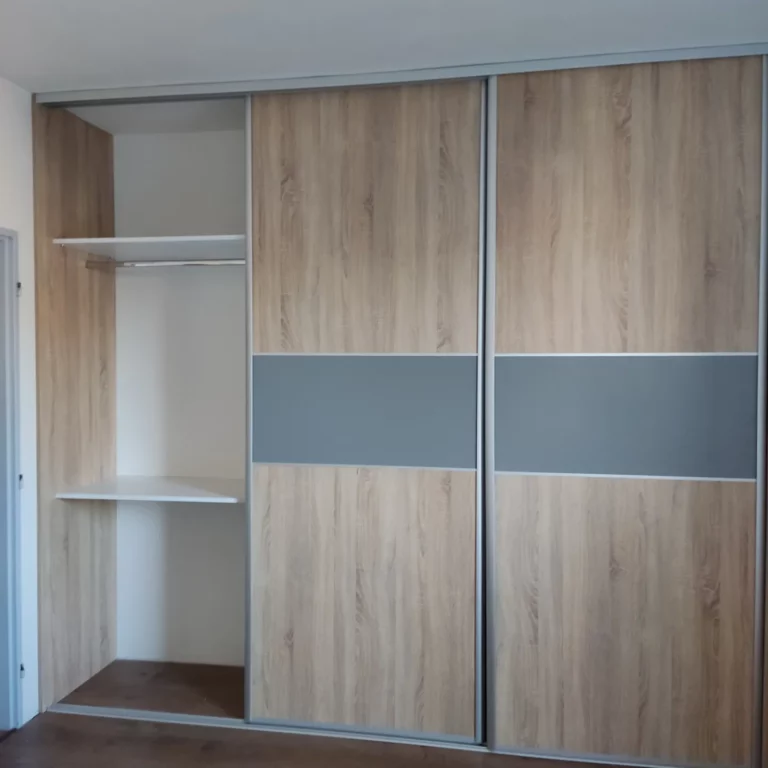 Vstavaná skriňa na mieru s posuvnými dverami a elegantným kombinovaným dekorom z dreva