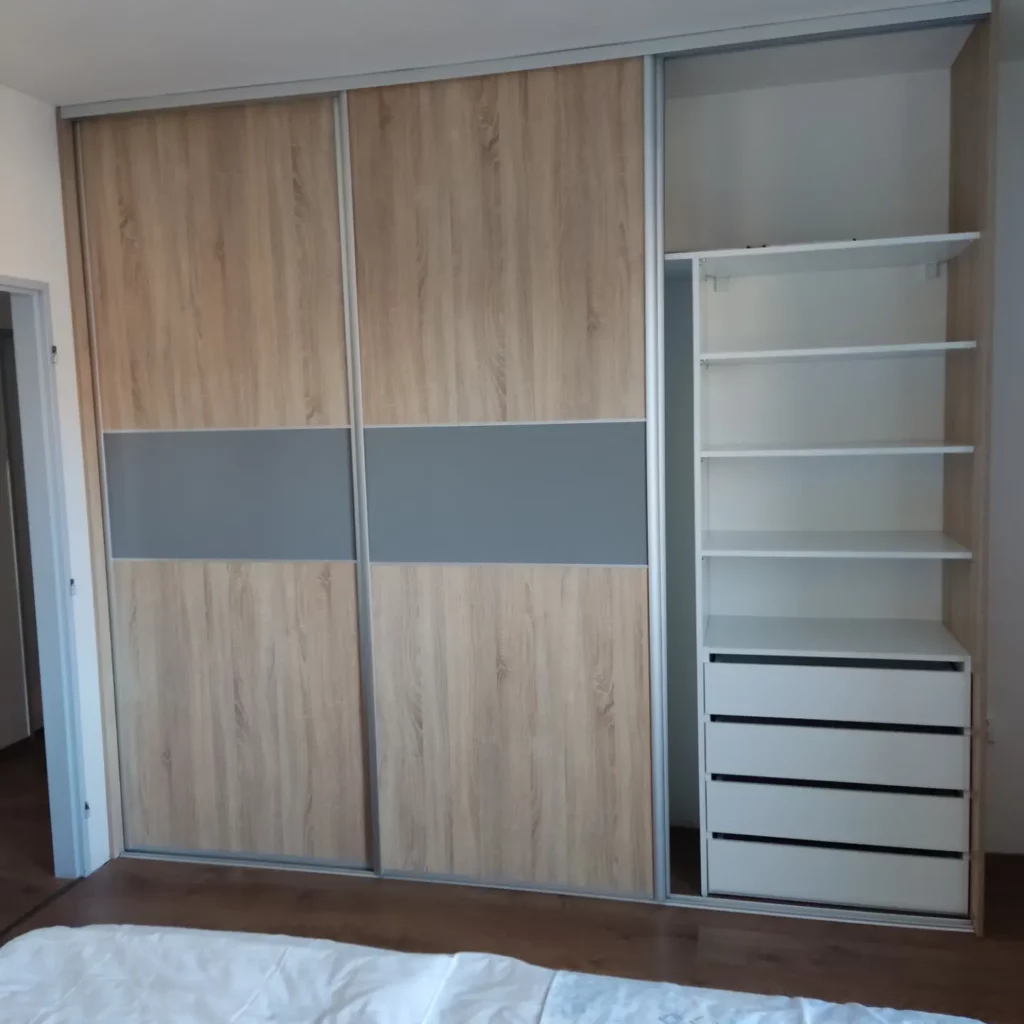 Vstavaná skriňa na mieru s posuvnými dverami a elegantným kombinovaným dekorom z dreva