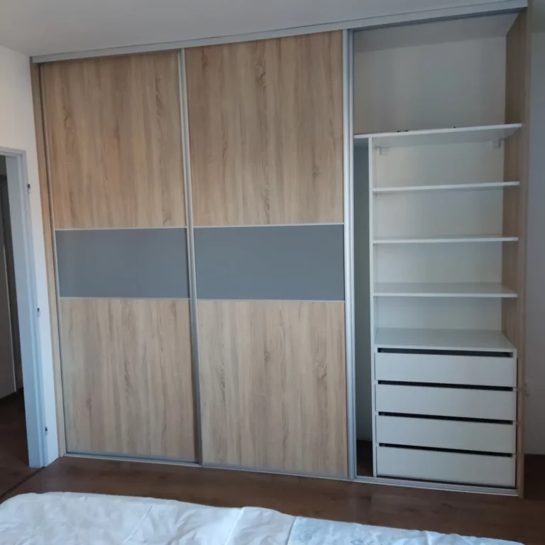 Vstavaná skriňa na mieru s posuvnými dverami a elegantným kombinovaným dekorom z dreva