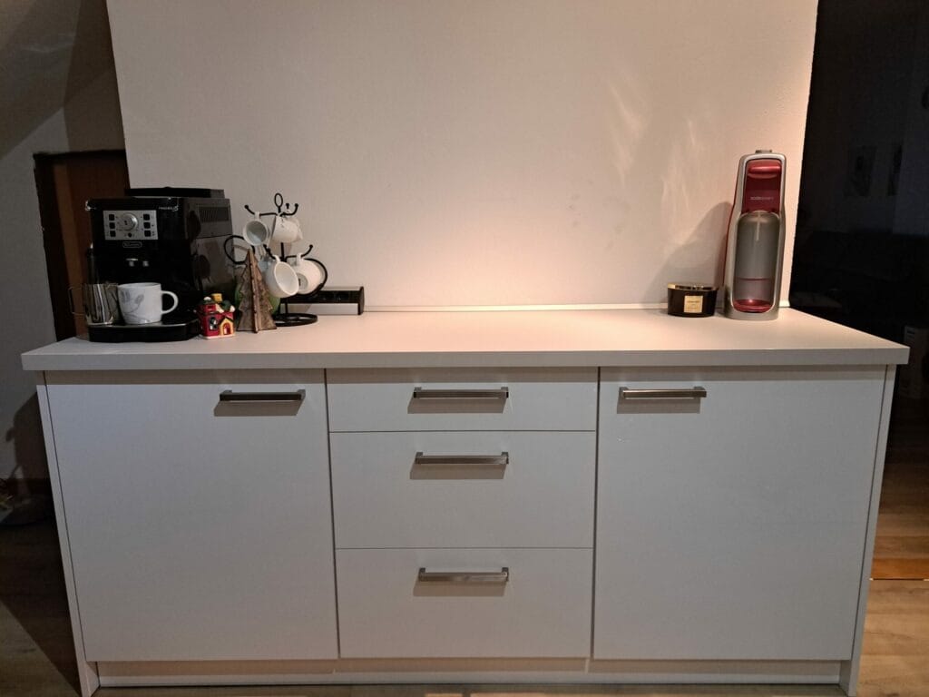 Komoda vyrobená z kvalitného MDF materiálu s moderným dizajnom, ideálna pre úložný priestor v obývačke alebo spálni