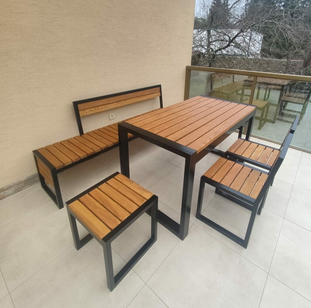 terasový náytok, terasa, nábytok na terasu, stôl na terasu, kovový stôl, Štýlové terasové sedenie s masívnym dreveným povrchom a pevnými železnými nohami v industriálnom dizajne, ideálne na exteriérové použitie