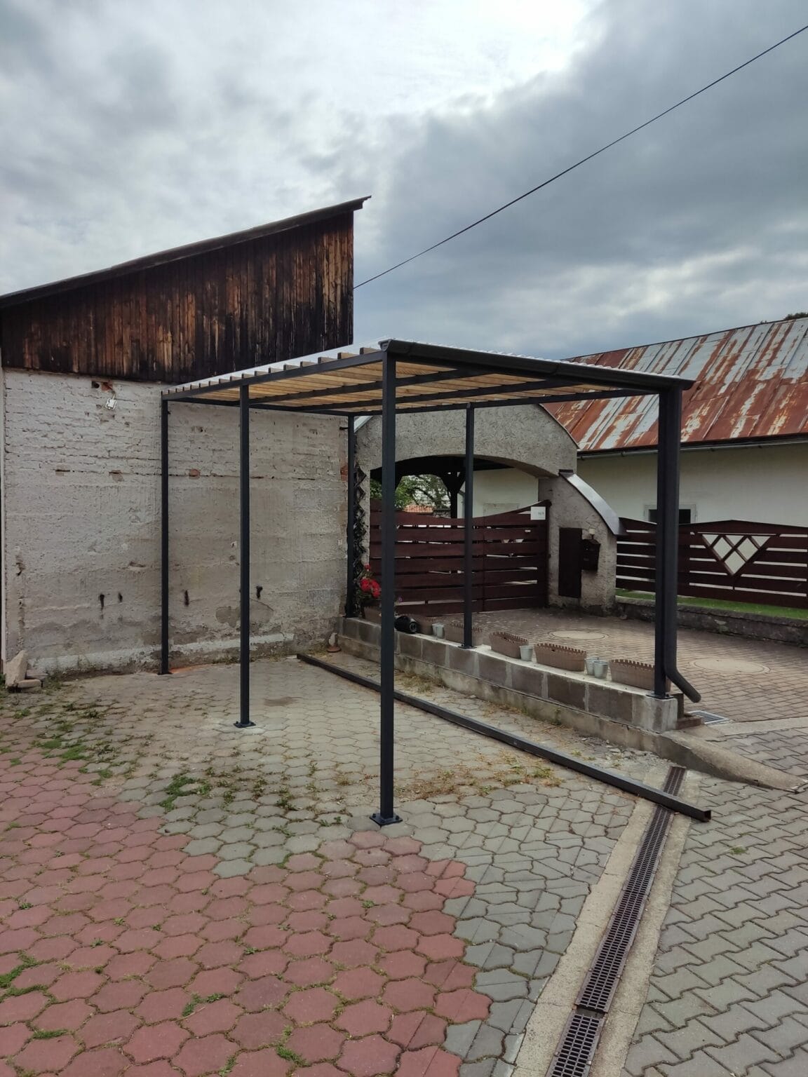 pergola, altánok, pristrešok pre auto, Pergola zo železnej konštrukcie, pevná a odolná, vhodná na vytvorenie exteriérového prístrešku s moderným industriálnym vzhľadom