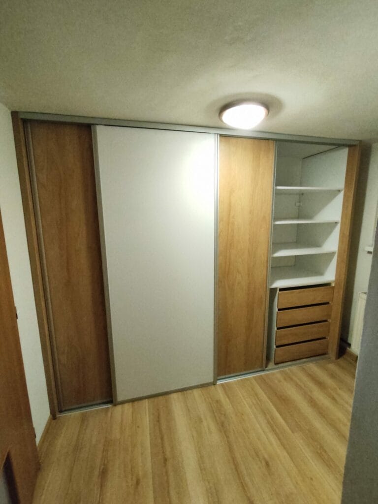 Vstavaná skriňa na mieru s posuvnými dverami a elegantným kombinovaným dekorom z dreva