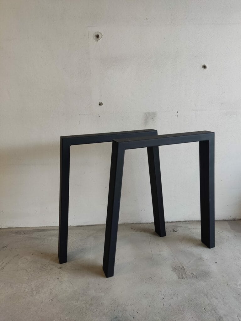 Elegantné kovové nohy na stôl v minimalistickom dizajne, ideálne pre moderné a industriálne interiéry