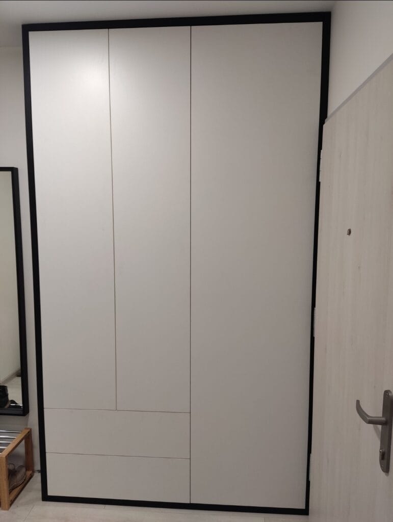 Vstavaná skriňa na mieru s posuvnými dverami a elegantným kombinovaným dekorom z dreva