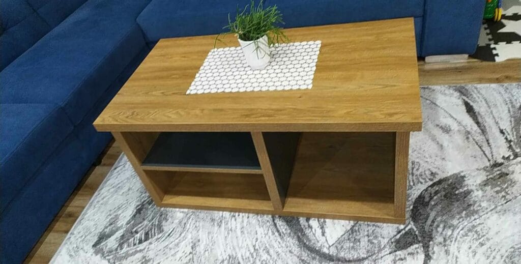 Konferenčný stolík s moderným dizajnom, vyrobený z kvalitných materiálom s dôrazom na detail, ideálny do obývacej izby.