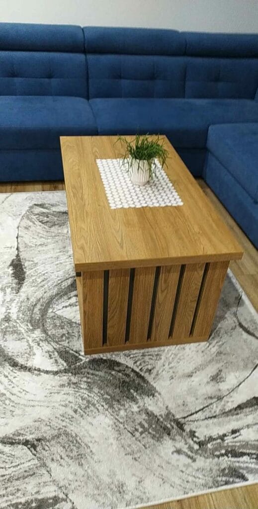 Konferenčný stolík s moderným dizajnom, vyrobený z kvalitných materiálom s dôrazom na detail, ideálny do obývacej izby.