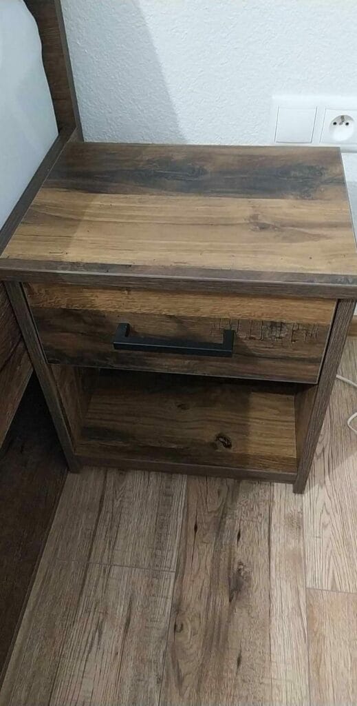Nočný stolík vyrobený z kvalitných materiálov s dôrazom na detail