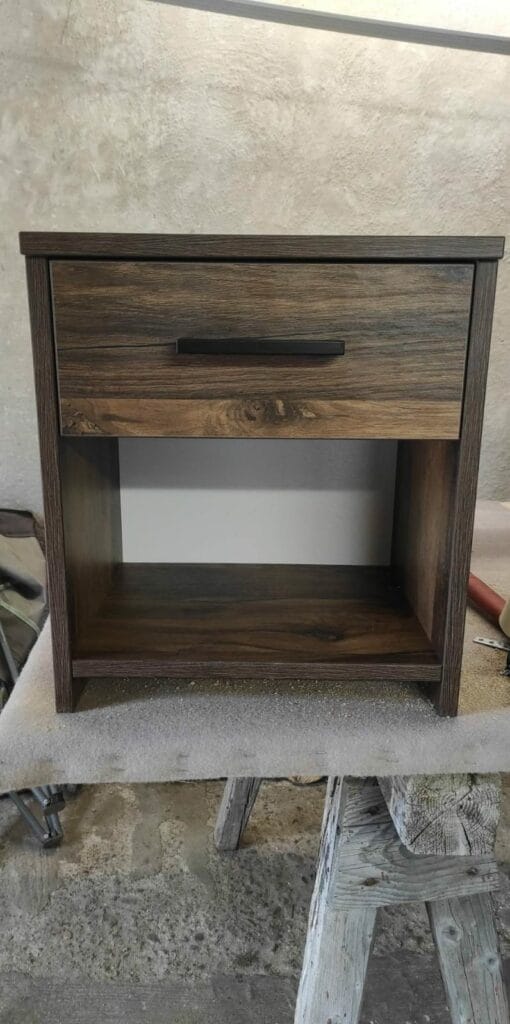 Nočný stolík vyrobený z kvalitných materiálov s dôrazom na detail