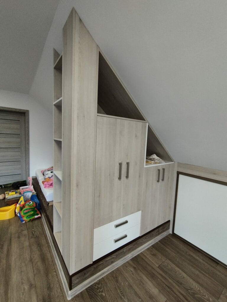 Vstavaná skriňa na mieru s posuvnými dverami a elegantným kombinovaným dekorom z dreva