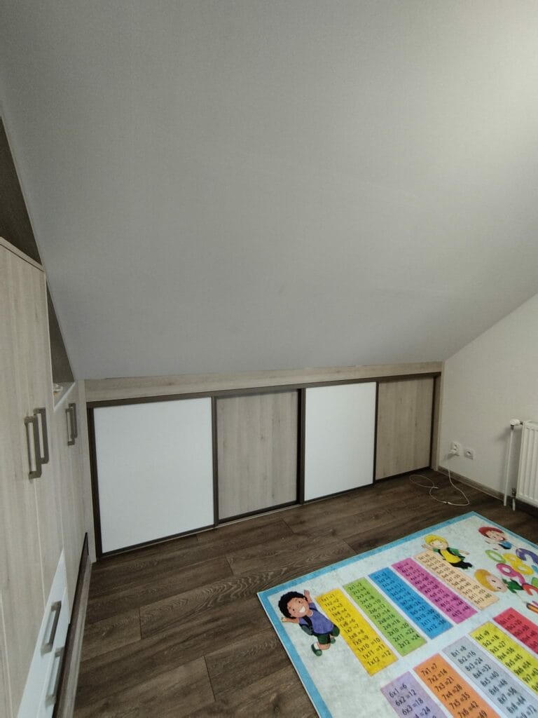 Vstavaná skriňa na mieru s posuvnými dverami a elegantným kombinovaným dekorom z dreva