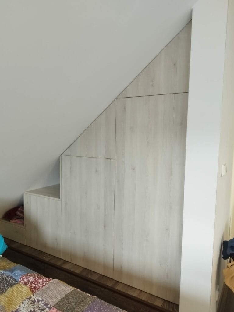 Vstavaná skriňa na mieru s posuvnými dverami a elegantným kombinovaným dekorom z dreva