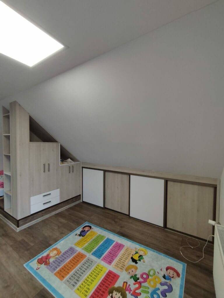 Vstavaná skriňa na mieru s posuvnými dverami a elegantným kombinovaným dekorom z dreva