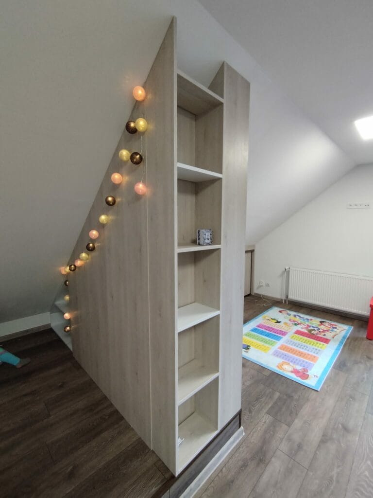 Vstavaná skriňa na mieru s posuvnými dverami a elegantným kombinovaným dekorom z dreva