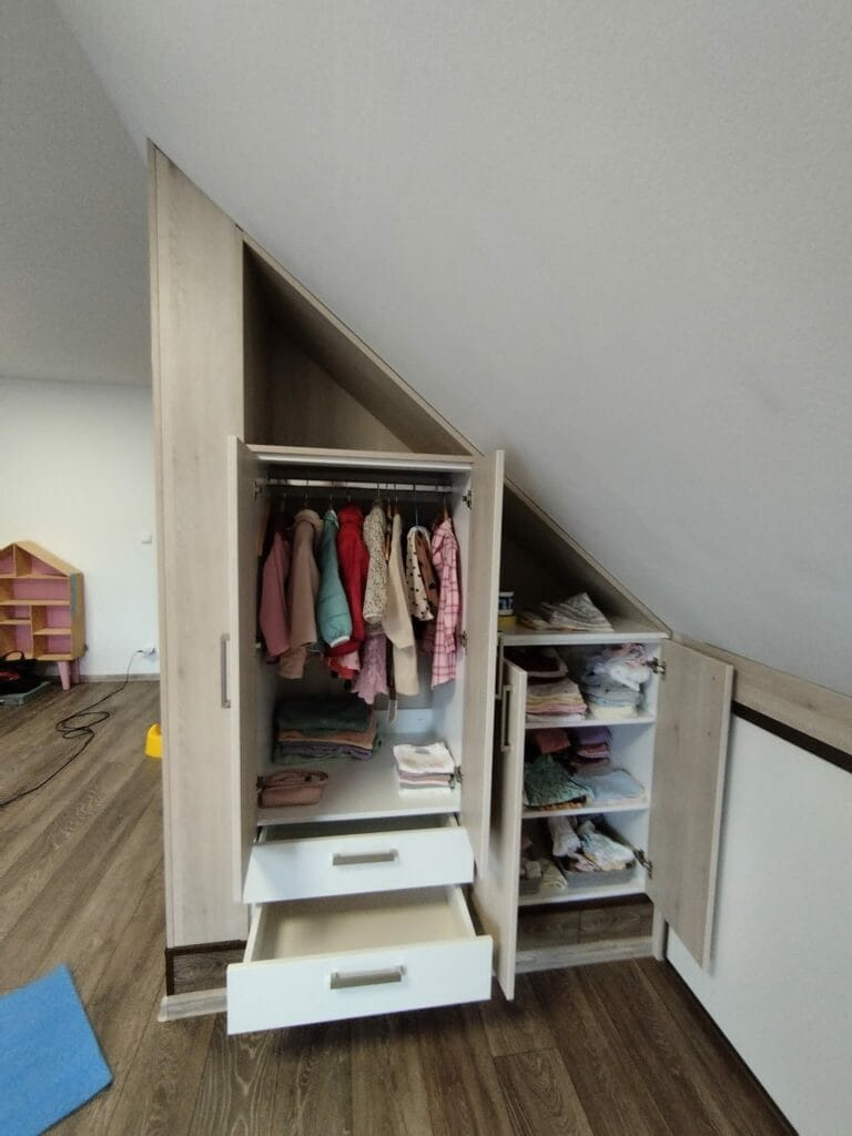 Vstavaná skriňa na mieru s posuvnými dverami a elegantným kombinovaným dekorom z dreva
