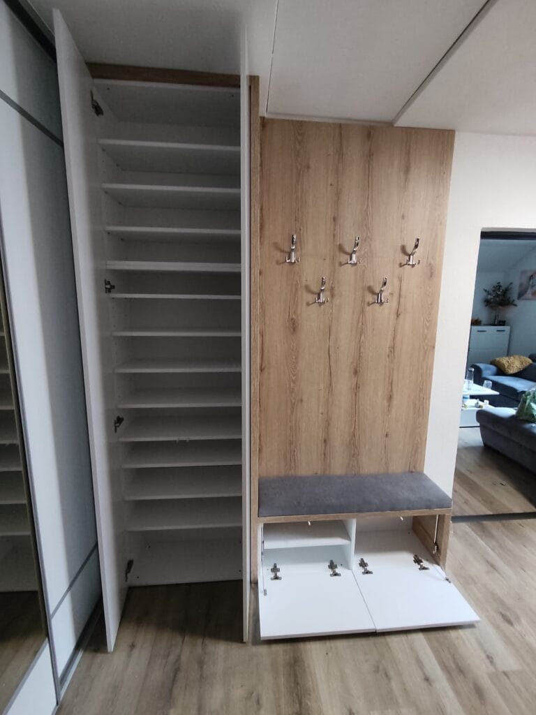 Vstavaná skriňa na mieru s posuvnými dverami a elegantným kombinovaným dekorom z dreva