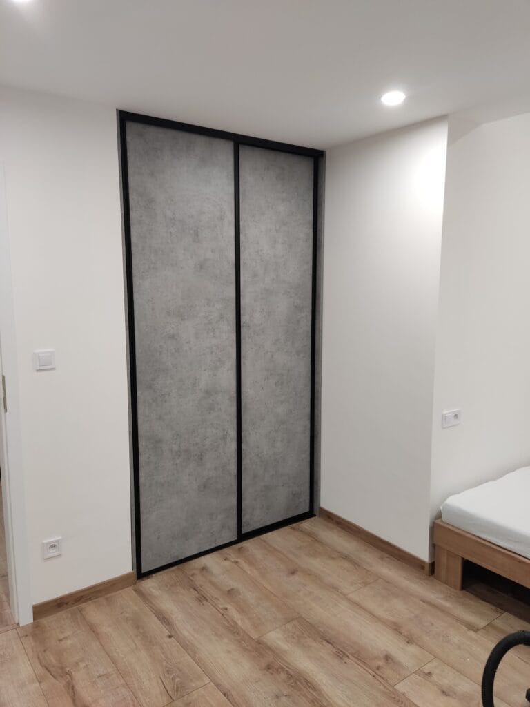 Vstavaná skriňa na mieru s posuvnými dverami a elegantným kombinovaným dekorom z dreva