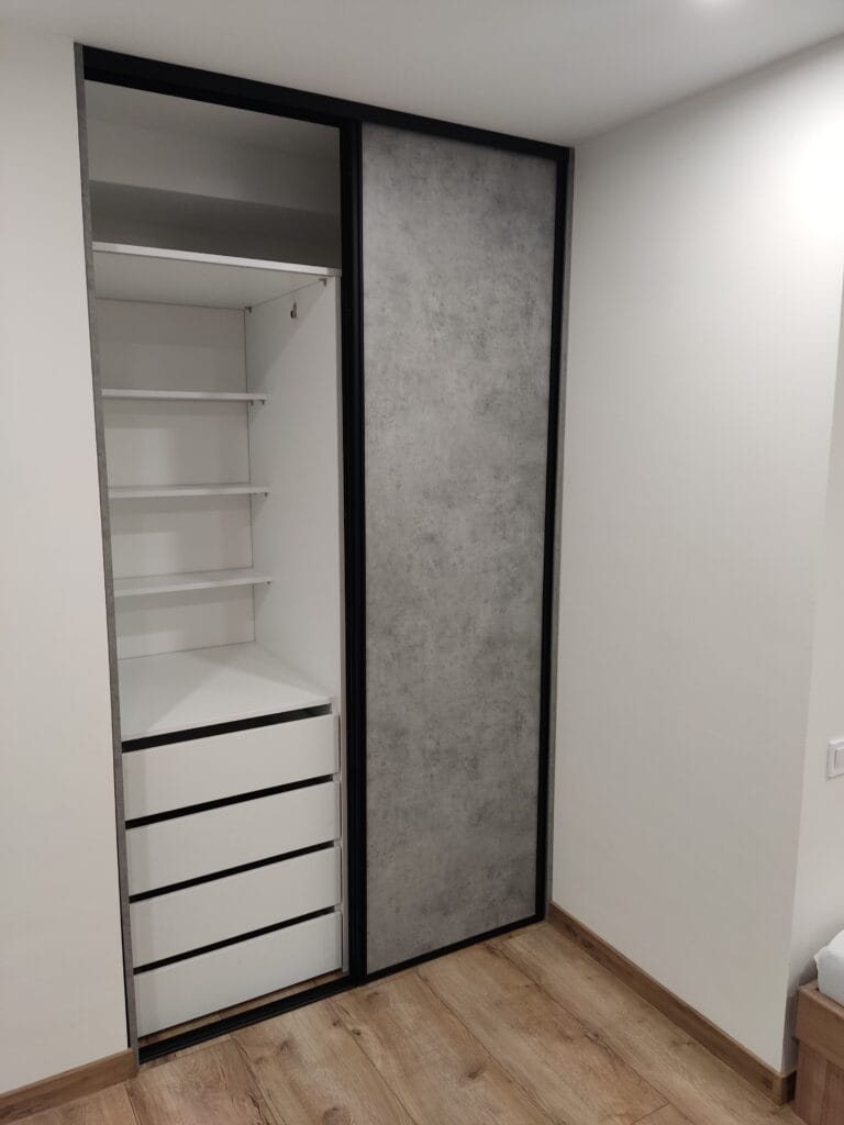 Vstavaná skriňa na mieru s posuvnými dverami a elegantným kombinovaným dekorom z dreva