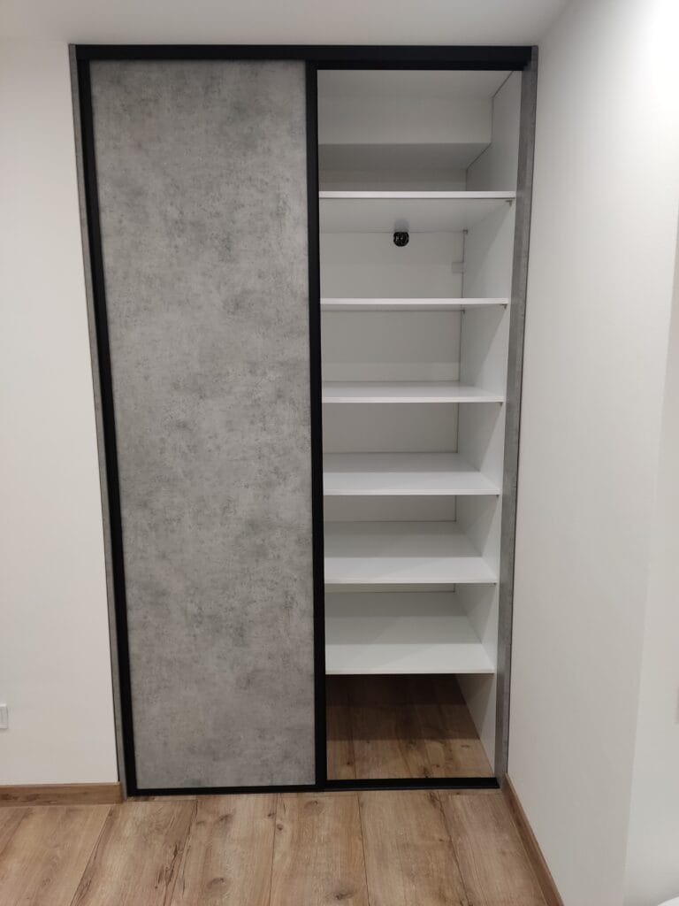 Vstavaná skriňa na mieru s posuvnými dverami a elegantným kombinovaným dekorom z dreva